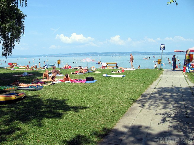 Jezioro Balaton i plaża. Jezioro to jest największym jeziorem w Europie Środkowej. ...