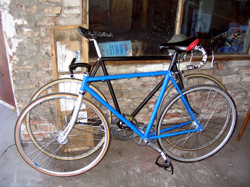 Niebieski rower to tzw Fixed -czyli ostre koło