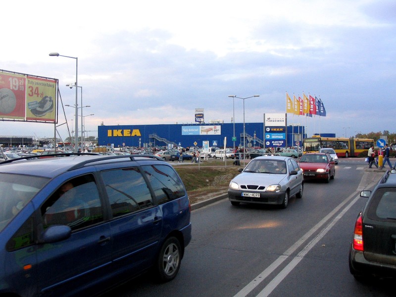 Parkingi zajęte również przy centrum IKEA. Lud porzuca samochody w okolicy, nawet ...