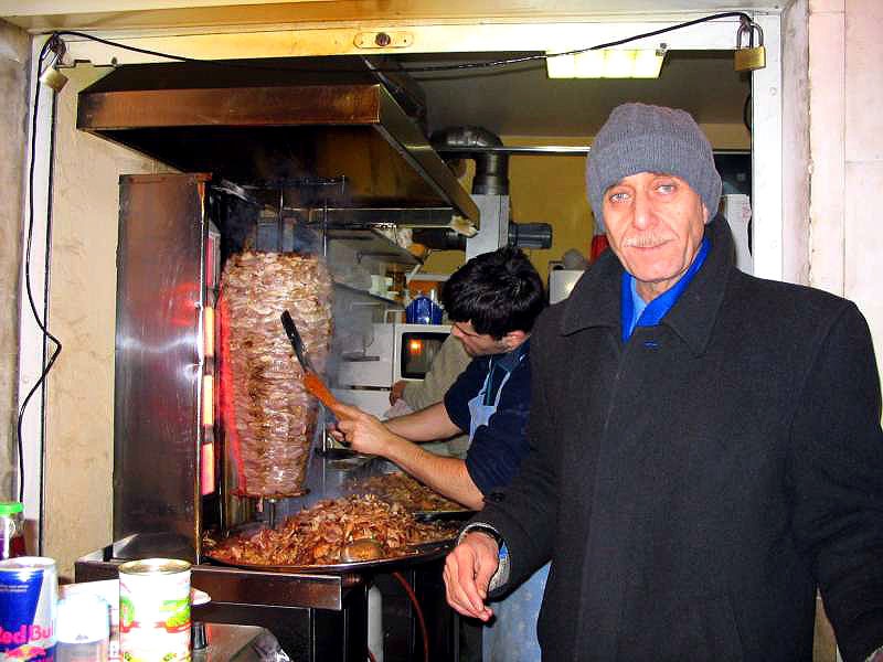 Syryjczyk sprzedający Kebab przy kinie Bajka