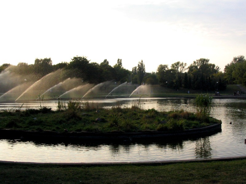Pole Mokotowskie i jeziorko oraz fontanna. Tutaj spędza się letnie dni i wieczory