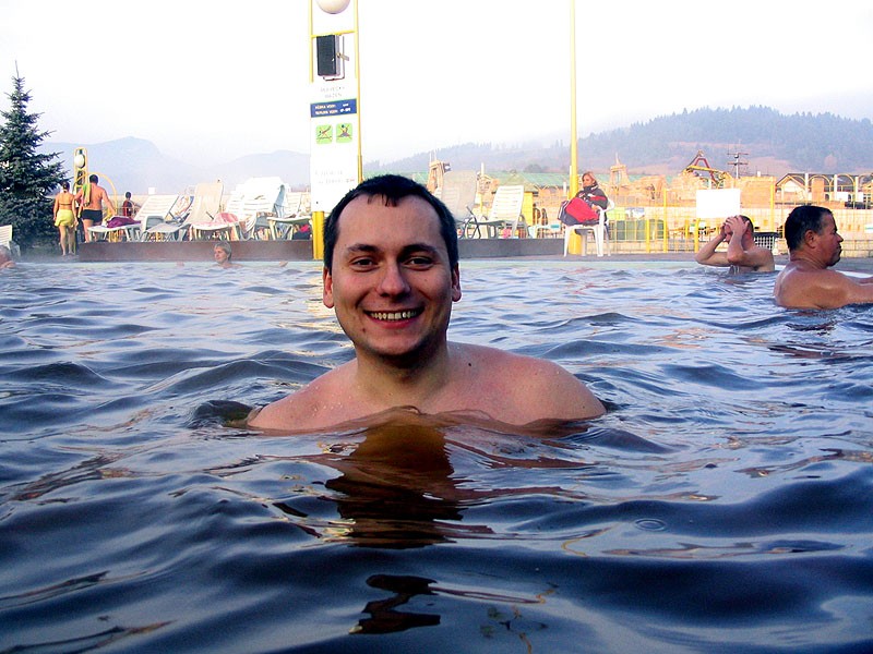 Tego dnia temperatura powietrza wynosiła 9 stopni. Woda w basenie -nawet tym chłodniejszym ...