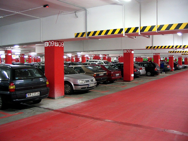 Parking podziemny posiada sygnalizację wolnych miejsc. - na suficie błyskają ...