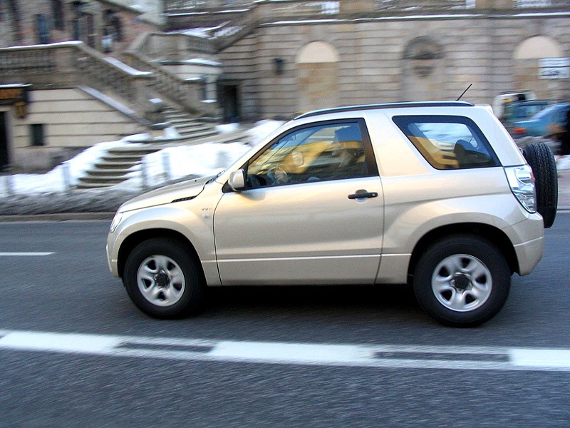 Nowe Suzuki Grand Vitara 3dr  pędzi Tamką w dół. Za kierownicą laleczka seniorita