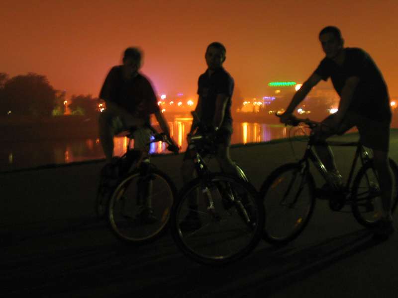 Nocą chłopaki w okolicy Smoka nad Wisłą