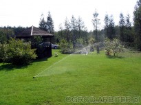 System nawadniania ogrodów i trawnika z rurociągami pod trawą i zraszaczami Gardena