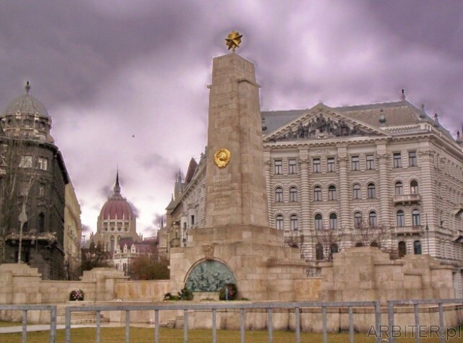 W oddali parlament Budapeszt