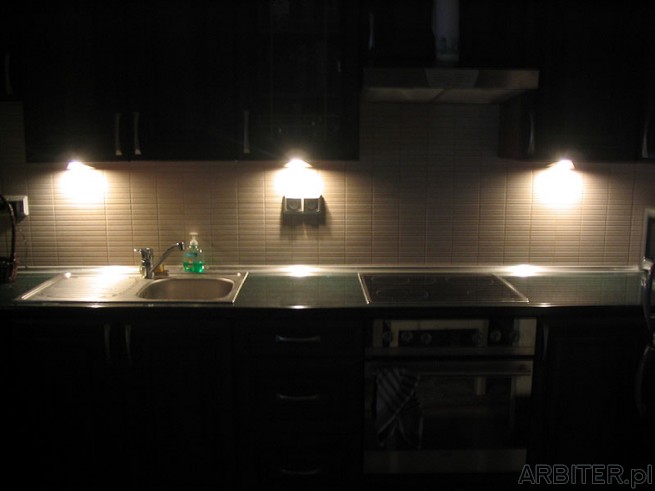 Nowe lampki w kuchni pod szafkami.