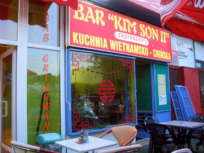 Z kebabem sąsiaduje Chinol Kim Son II. Pracująca tam kobieta jest pracowita i ...