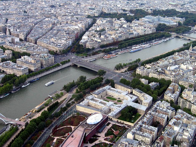Widok z Wieży Eiffla na Paryż. Sekwana płynie.