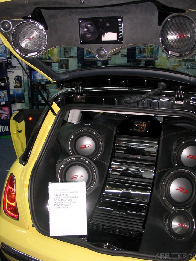 Car audio & dvd - Samochod tylko na pokazy. Kilka paneli LCD, wzmacniaczy cała masa