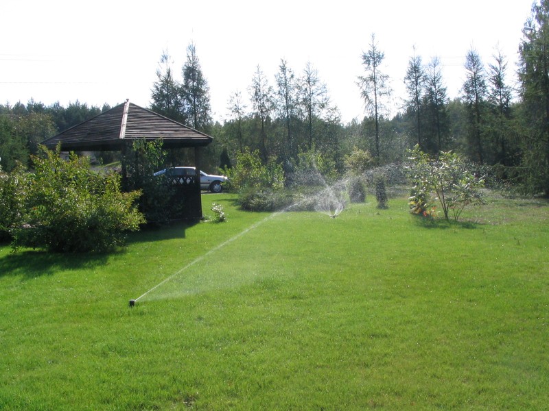 Automatyczny system nawadniania ogrodu Gardena wykonany przez Tatę