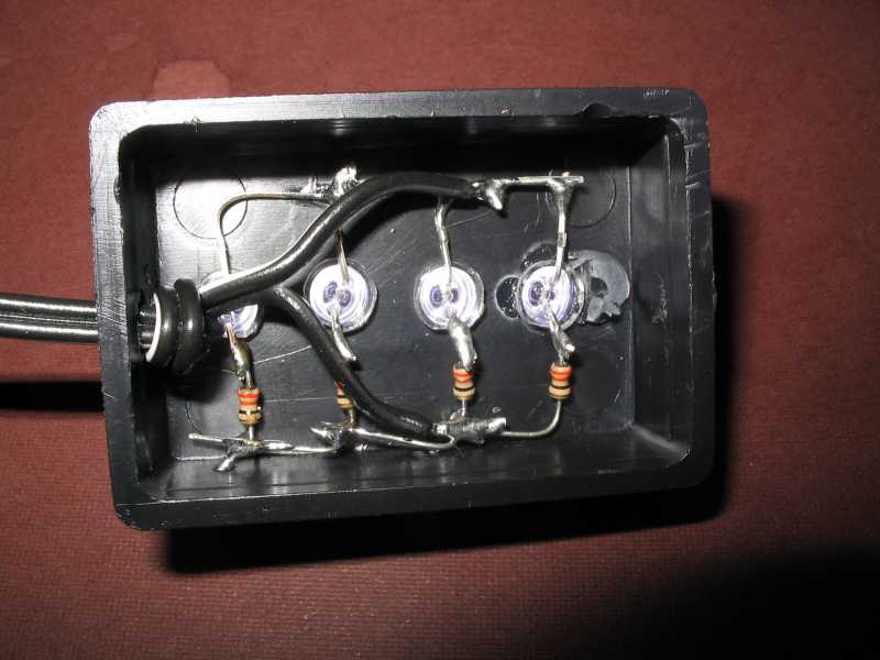 Lampka EVO 2. 4 diody białe. Podłączenie każdej z diod przez rezystor 30Ohm