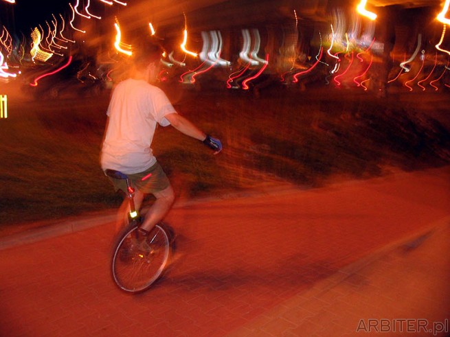 Monocyklista - kuglarstwo. Jazda na rowerze z jednym kołem wymaga wprawy. MOżna ...