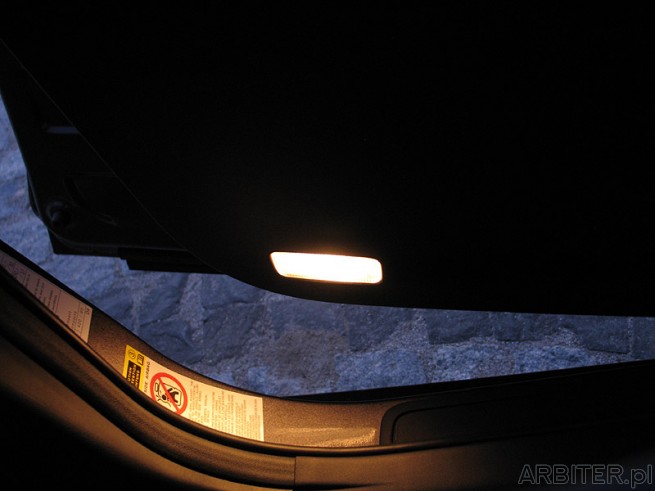 Podświetlane drzwi po otwarciu Toyota Avensis T27