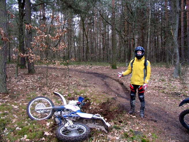 Jazda bokiem po leśnej dróżce skończyła się glebą motorka