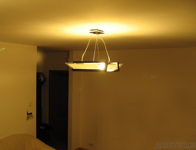 Dwie świetlówki energooszczędne Philips (CFL ang. Compact fluorescent lamp) , ...