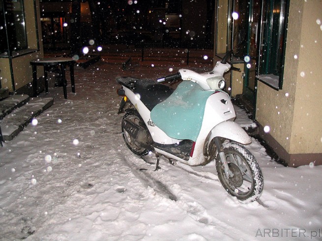 Osłony na motocykl sprawdzają się świetnie. Śnieg nie pada na nogi i nie wieje ...