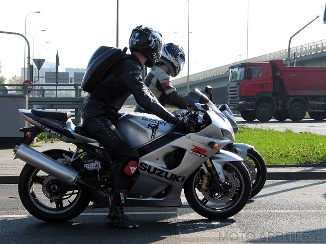 Suzuki GSXR czyli tzw gixer. Ciekawy plecak na motocykl posiada koleś - jest jakby ...