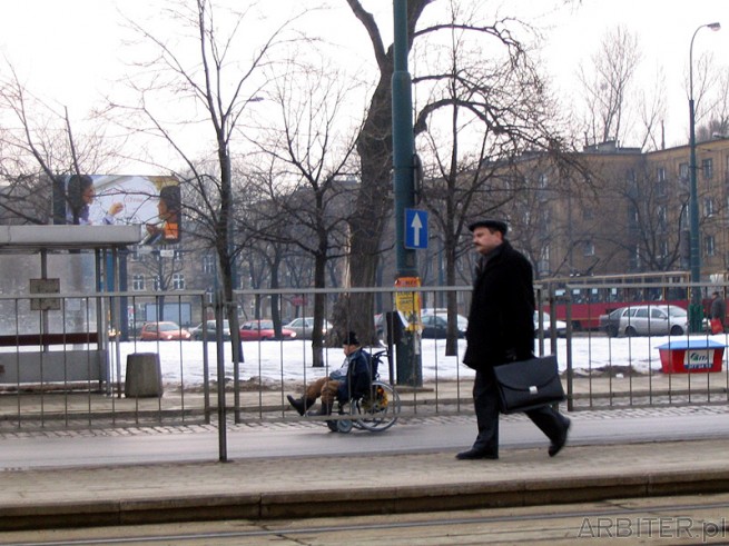 Inwalida pomyka na wózku ulicą Towarową - nieco ryzykowne biorąc pod uwagę ...
