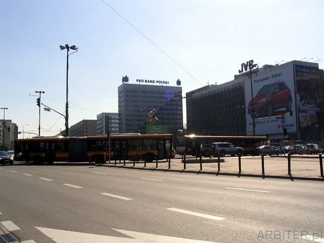 Rondo Marszałkowska/Jerozlolimskie. 27 marca było dość ciepło. Reklama Suzuki ...