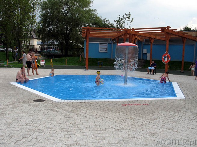 Najmniejszy basen dla małych dzieci z fontanną - grzybkiem