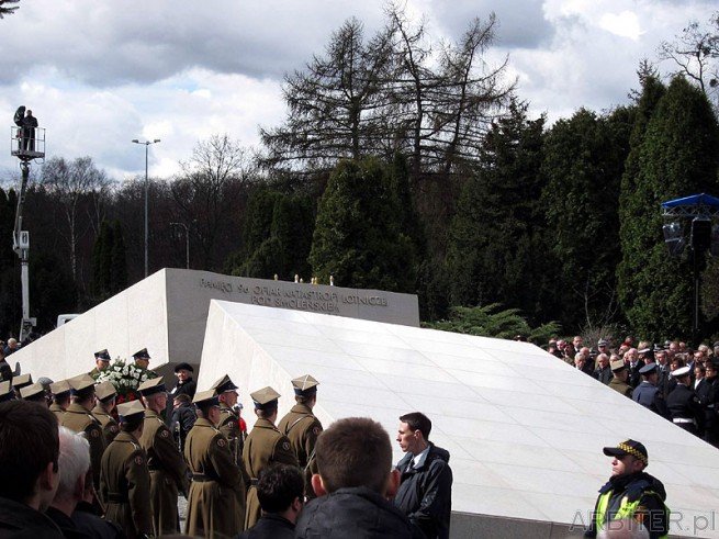 Pomnik pamięci 96 ofiar katastrofy lotniczej pod Smoleńskiem