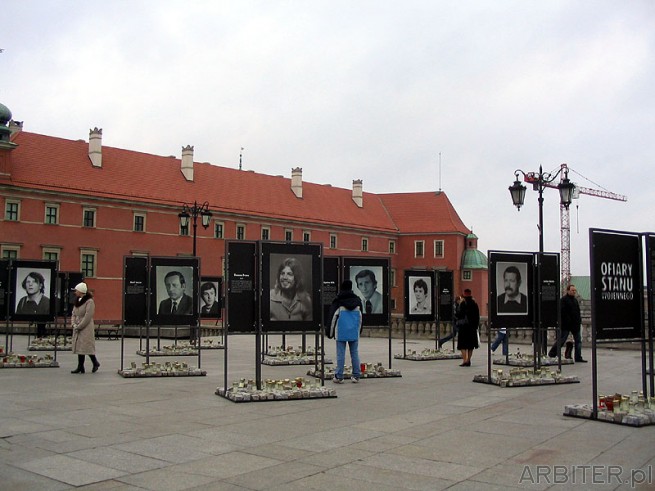 Wystawa Ofiary Stanu Wojennego pod Zamkiem Królewskim