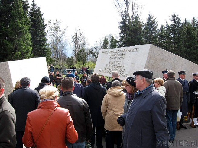 Pomnik ofiar katastrofy Smoleńsk na Powązkach
