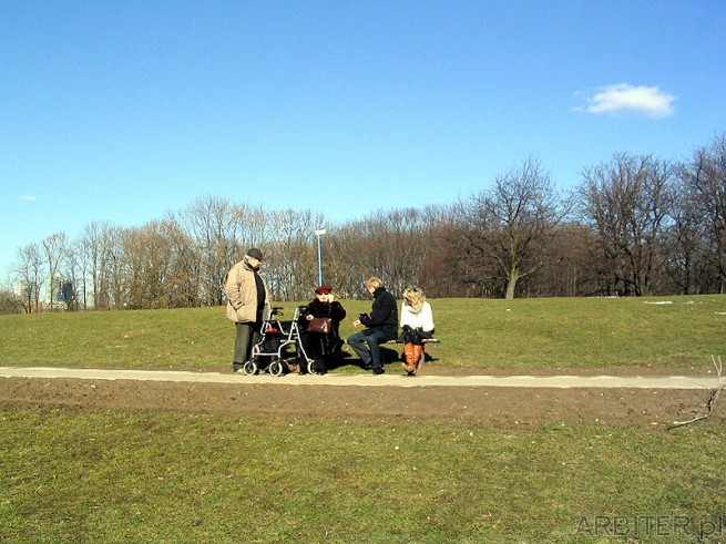 Wczesno wiosenny odpoczynek w parku