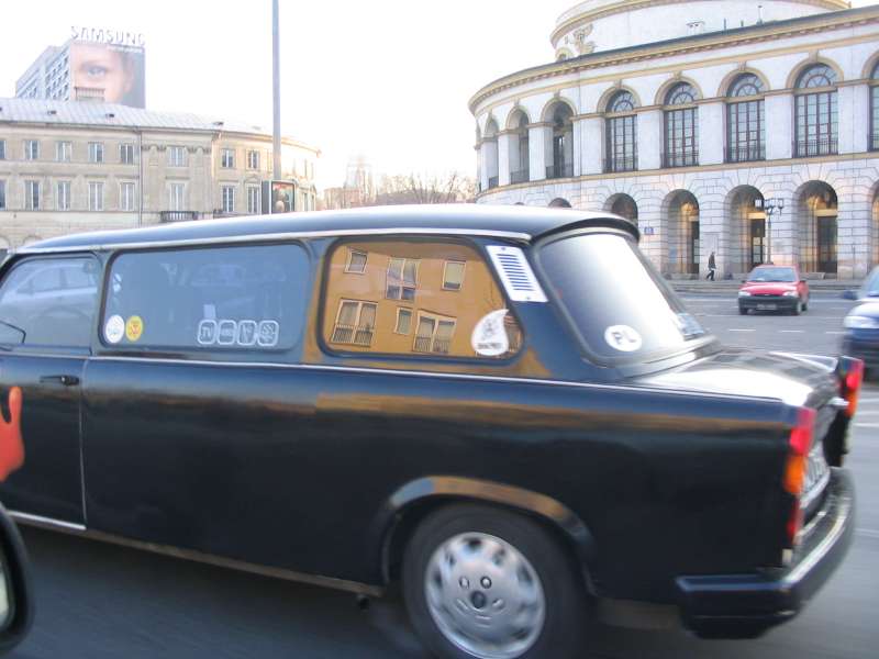 Ostatnio na miasto ruszyły Trabanty w wersji limuzyna 5. Reklamują firmy z branży ...