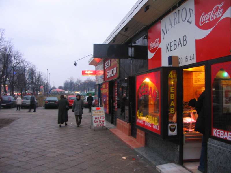 Kebab znajduje się u zbiegu Marszałkowskiej i Królewskiej. Jest to jeden z ostatnich ...
