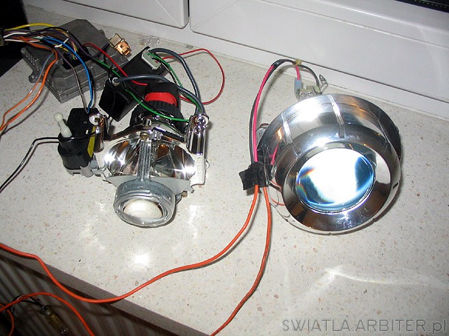 Projektor soczewkowy xenon z lewej oraz z prawej projektor halogenowy. Im mniejsza ...