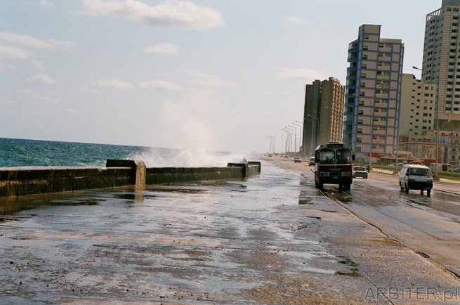 Malecón. Nadmorska promenada. Wytyczono ją już w 1901r. Ciągnie się przez 8 ...