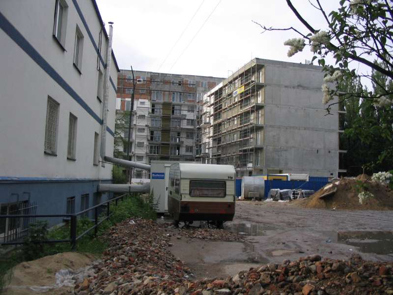 13 maja 2004 Budynek jest tynkowany z zewnatrz