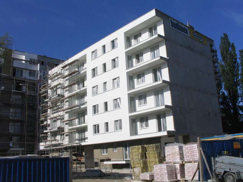 1 czerwca 2004. Pierwsze piętro i drugie mieszkanie od prawej (z balkonem) nr 121 ...
