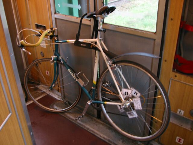 Tak wygląda podróż pociągiem z rowerem.