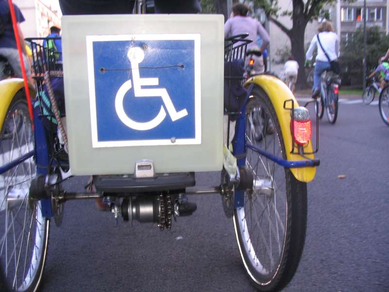 Z tyłu mechanizm różnicowy. Oznaczenie pojazdu inwalidzkiego