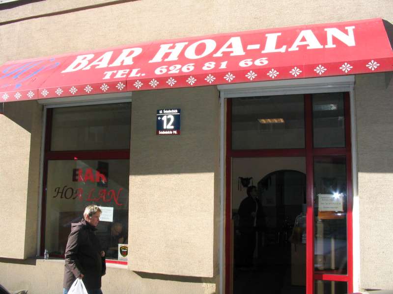 Pierwszy z ocenianych barów to HOA-LAN przy ul. Śniadeckich 12 - okolica Pl. Konstytucji ...