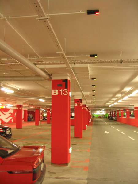 Parking podziemny i fajny features - lampki na górze oznajmiają czy miejsce jest ...
