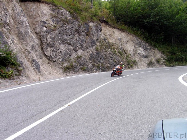 Motocykl ścigant - platik na wirażu. Liczni motocykliści przyjeżdżają w góry ...