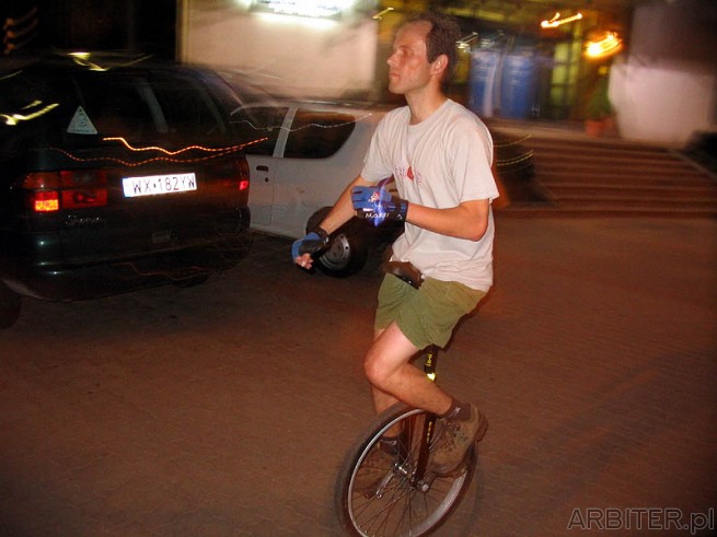 Monocykl i monocyklista. Jeżdżąc po Warszawie można poznać ciekawych ludzi