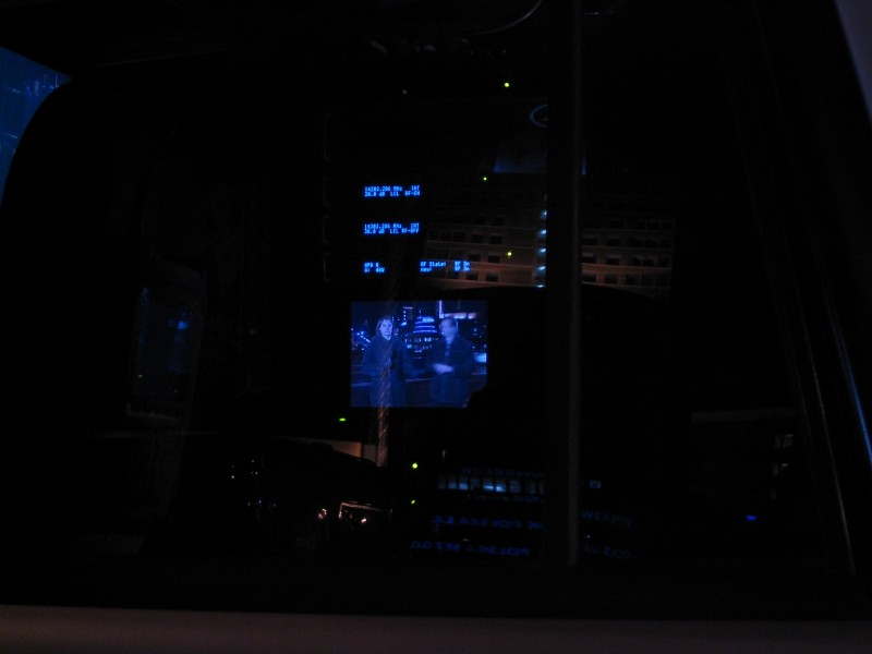 Wnętrze wozu transmisyjnego. Widoczny obraz reporterów na monitorze