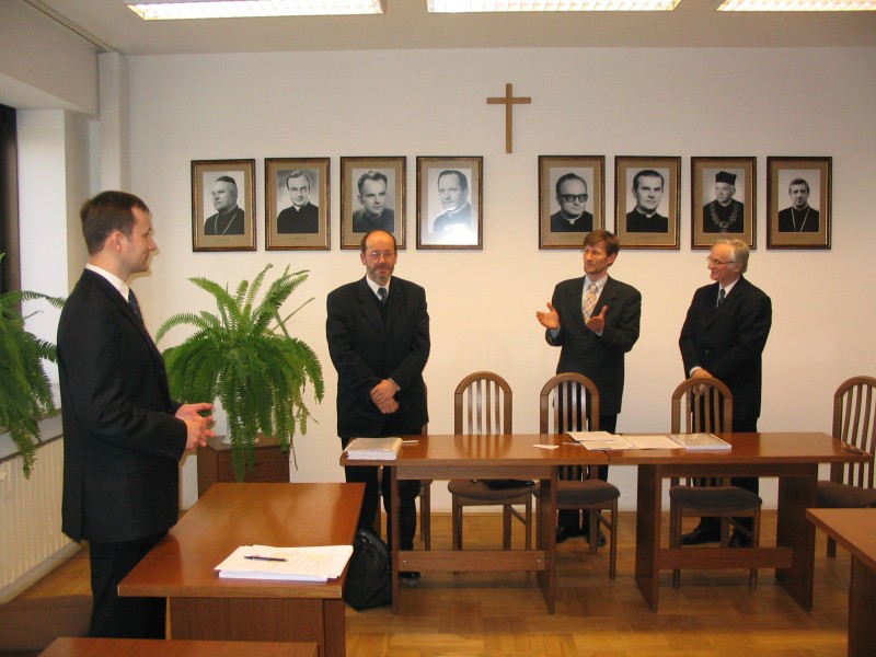 Od lewej Prof. Janusz Barta- UJ (recenzent), prof. Dudek (prowadzący obrady komisji) ...