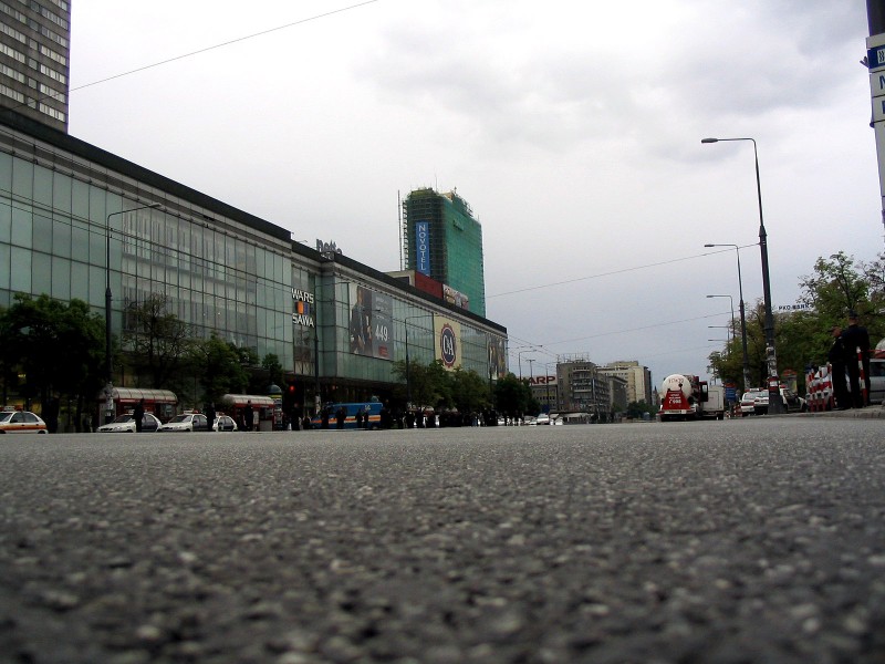 Gładka nawierzchnia ulicy Marszałkowskiej. To tutaj można się ścigać rowerami ...