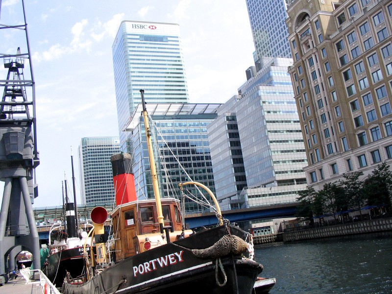 Budynek <b>HSBC</b> w nowym city miasta <i>Londyn</i> - widoczna też barka <b>Portwey</b>
