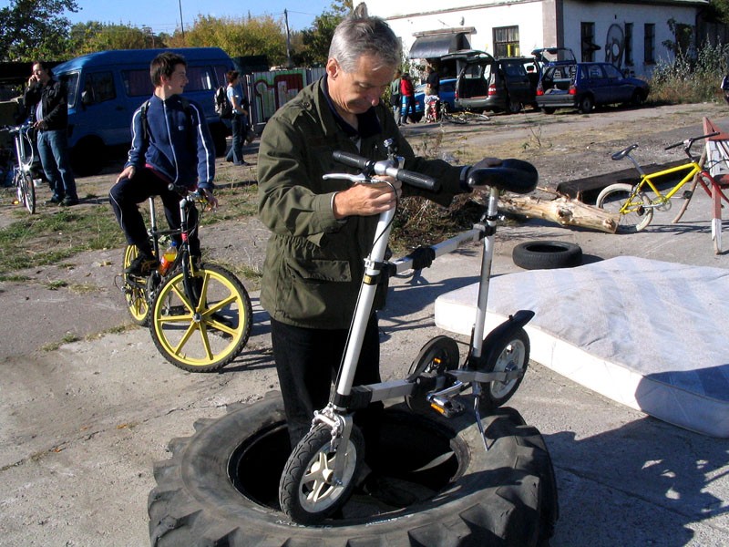 Konstruktor prezentuje swój rowerek - ale tym razem produkt fabryczny Saaba
