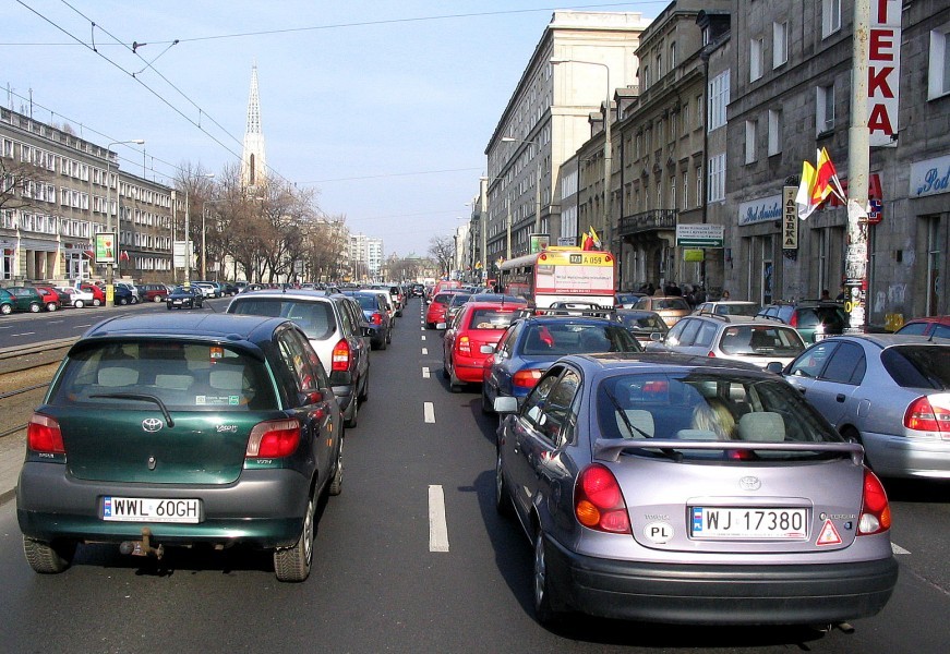 W dzień po śmierci Papieża - korek na warszawskiej ulicy.