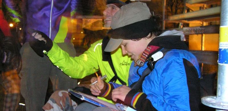 Zapisy na start. W niebieskim - organizatorka, Konrad Amnonim w kurtce w kolorze jaskrawym