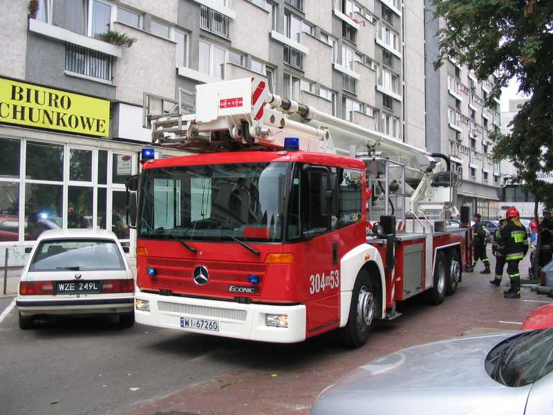 Samochody - pojazd specjalizowany Straży Pożarnej Mercedes Econic z wysięgnikiem ...